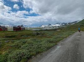 rallarvegen fietsweg in noorwegen tegen de zomer 7 foto