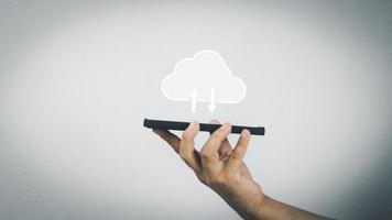 cloud computing-concept een zakenman houdt een cloudopslagmodel vast om aan te tonen dat de gegevens veilig zijn. foto