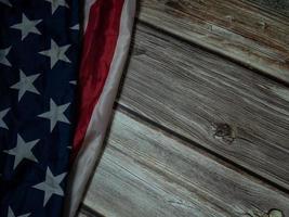 de vlag van de verenigde staten van amerika op natuurlijke houten tafel afbeelding voor amerikaanse vrijheid en onafhankelijkheid of achtergrond met kopie ruimte concept. foto