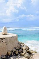 prachtig tropisch strand met granieten rotsblokken, zachte golven, kristalhelder water, wit zandstrand. kleurrijke turquoise blauwe paradijs strand achtergrond, kalm water. Bali, Indonesië. foto