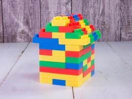 huis veelkleurige speelgoedsteen voor bedrijfsconcept voor kinderen of onroerend goed foto