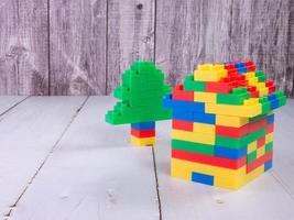 huis veelkleurige speelgoedsteen voor bedrijfsconcept voor kinderen of onroerend goed foto