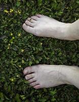 blote voeten in het gras foto