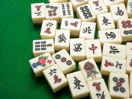 de mahjong op tafel oud Aziatisch bordspel close-up afbeelding foto