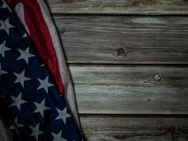 de vlag van de verenigde staten van amerika op natuurlijke houten tafel afbeelding voor amerikaanse vrijheid en onafhankelijkheid of achtergrond met kopie ruimte concept. foto