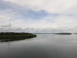 landschap, wateren van de baai en eilanden, oost kalimantan foto