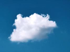 blauwe lucht met pluizige witte wolk foto