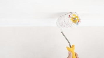 een wit plafond schilderen met een roller, woningrenovatie foto