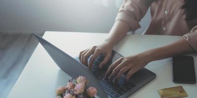 zakenvrouw met behulp van laptop computertoetsenbord op kantoor. foto