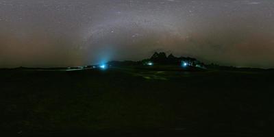 panorama vr360 van de nachtelijke hemel in thung kamang, chaiyaphum, thailand. foto