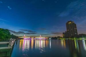 brug over de chao phraya-rivier, doe de led-verlichting aan in de schemering. foto