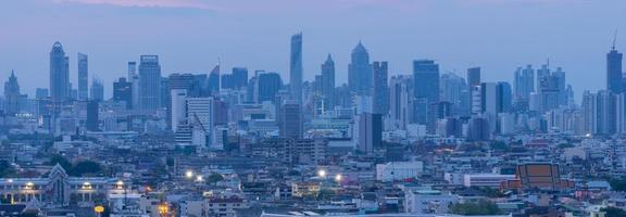 hoogbouw kantoorgebouw het centrum van bangkok. bij zonsopgang is het licht uit de lucht blauw. foto