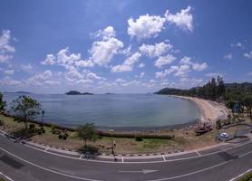 wegen, rotsen, stranden en smaragdgroene zee bij sairee beach, provincie chumphon foto