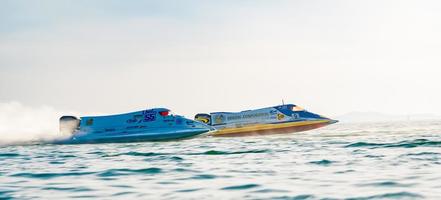 chonburi, thailand-25 november 2017 f1 boot met prachtige lucht en zee in bangsaen power boat 2017 op bangsaen beach in thailand foto