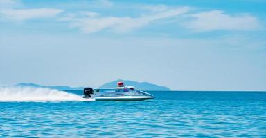 chonburi, thailand-25 november 2017 f1 boot met prachtige lucht en zee in bangsaen power boat 2017 op bangsaen beach in thailand foto