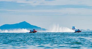 chonburi, thailand-november 26, 2017 f1 boot in bangsaen motorboot 2017 op bangsaen beach in thailand foto