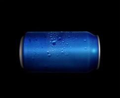 concept van dorst en dorst lessen. blauw metalen blikje met cola of bier. druppels condens op het oppervlak foto