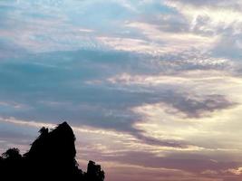 abstracte bewolkte achtergrond, prachtige natuurlijke strepen van lucht en wolken, prachtig natuurlijk landschap foto