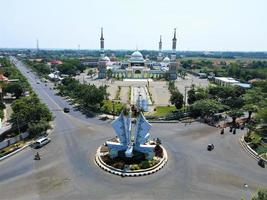 cirebon, west java-indonesië, 21 januari 2022 - prachtige luchtfoto - grote moskee van indramayu islamitisch centrum. foto