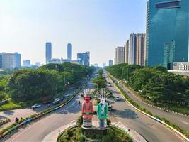 noord-jakarta-indonesië, 2 januari 2022 - prachtige luchtfoto - appartementen, verkeer en kantoorgebouwen. foto