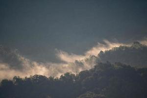 de mist die de heuvel afstroomt en het gevoel geeft als een lopend vuurtje te zijn foto