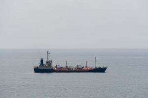 gastankertransport tussen steden in de zee foto