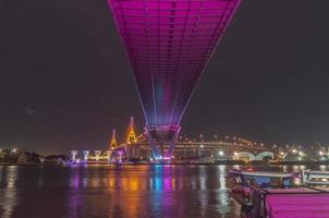 bhumibol-brug, chao phraya-rivierbrug. doe 's nachts de lichten in vele kleuren aan. foto