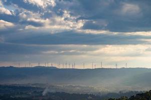 windturbines. generatoren voor windenergie. alternatieve energie, de opwarming van de aarde verminderen. verminderen van onvoldoende energieproblemen. foto