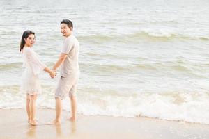 aziatisch koppel op het strand foto