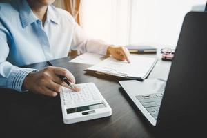 professionele zakenvrouw die aan het bureau in kantoor werkt. zakenvrouw hand analyse grafiek document financieel op papierwerk met grafiekgegevens en marketing groeirapport op tafel. foto