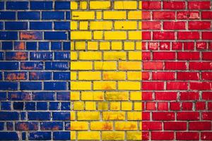 nationale vlag van Roemenië op een grungebaksteenachtergrond. foto