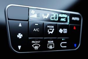 knoppen voor het inschakelen van de auto-airconditioner op het klimaatbedieningspaneel, 3d illustratie foto