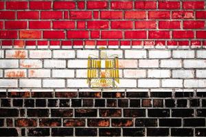 nationale vlag van Egypte op een grungebaksteenachtergrond. foto