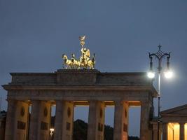 de stad Berlijn bij nacht foto