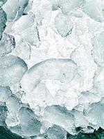 abstracte ijsachtergrond, ijsblokjes voelen fris aan op warme dagen, ijs is onmisbaar in de zomer. het zal je helpen opfrissen en je een goed gevoel geven. foto