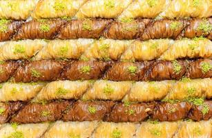 plakjes traditionele pistache en cacao Turkse baklava achtergrond foto