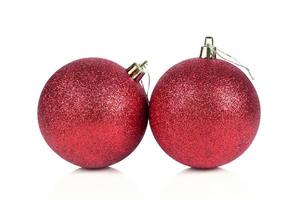 rode kerstballen geïsoleerd op witte achtergrond foto