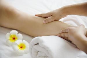 vrouw die voetmassage krijgt van masseuse close-up bij hand en voet - ontspan in voetmassage therapie dienstverleningsconcept foto