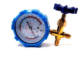 afbeelding van blauwe manometer, hulpmiddel dat gewoonlijk door technicus wordt gebruikt om de gasdruk te meten. foto