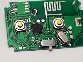 groene printplaat pcb met enkele smd-componenten en chips voor oppervlaktemontage; foto