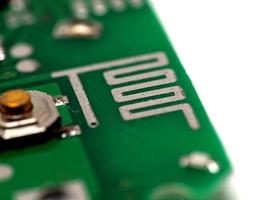 groene printplaat pcb met enkele smd-componenten en chips voor oppervlaktemontage; foto