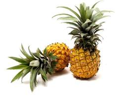 foto van ananas ananas comosus, een vrucht die meestal in tropisch gebied groeit. deze vrucht heeft veel vitamines die goed zijn voor ons lichaam