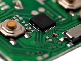 groene printplaat pcb met enkele smd-componenten en chips voor oppervlaktemontage; foto