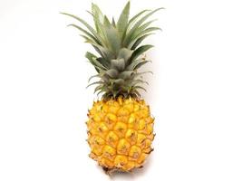 foto van ananas ananas comosus, een vrucht die meestal in tropisch gebied groeit. deze vrucht heeft veel vitamines die goed zijn voor ons lichaam