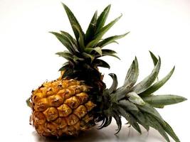 foto van ananas ananas comosus, een vrucht die meestal in tropisch gebied groeit. deze vrucht heeft veel vitamines die goed zijn voor ons lichaam