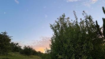 mooie en kleurrijke zonsondergang met wolken aan de hemel foto