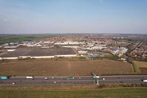 luchtfoto vanuit een hoge hoek van Britse wegen en verkeer dat door de stad Luton en het platteland van Engeland gaat foto