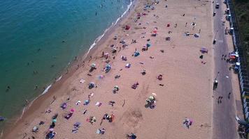 mensen ontspannen op bournemouth beach van engeland uk foto