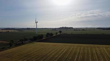 luchtbeelden hoge hoekmening van groene energie natuurlijke generatoren bronnen van windturbines en zonnepanelen boerderijen in engeland uk foto