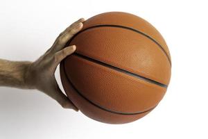 een basketbal vasthouden foto